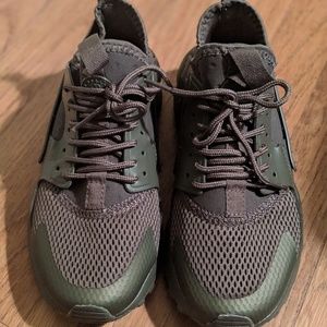 EUC Nike Air Huarache Olive Green